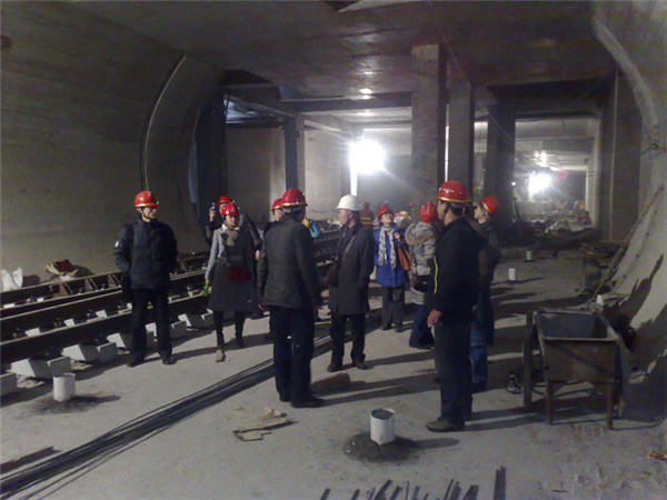 西安地(di)鐵二号線市(shi)圖書館站鋪(pu)軌施工現場(chǎng)進行參觀考(kǎo)察
