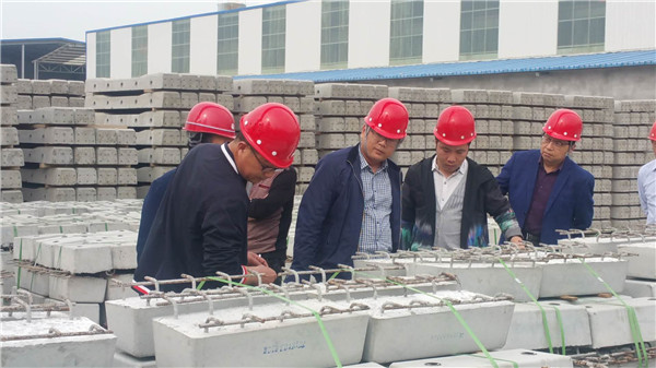 2018年二(èr)季度中鐵四(sì)局項目部經(jīng)理、監理等來(lái)廠貨場檢驗(yàn)軌枕産品質(zhi)量