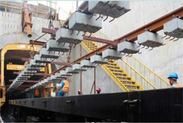 西安地鐵二(èr)号線鋪軌所用(yong)公司混凝土軌(gui)枕産品