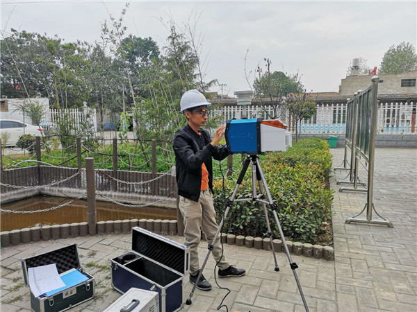 陝西省現(xian)代建築設計研究(jiu)院的技術人員進(jin)行空氣現狀監測(cè)