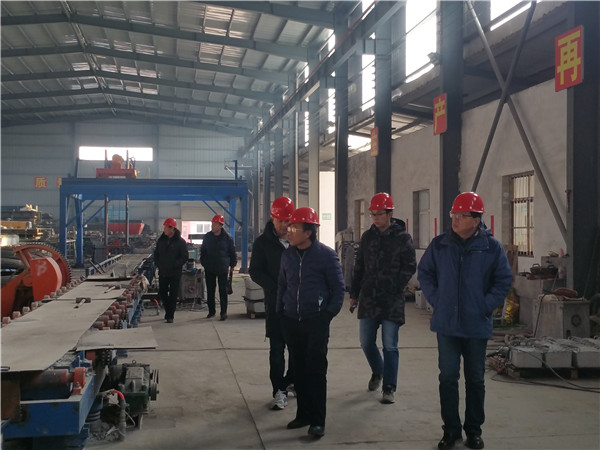 公司**陪同(tóng)環評公司人(ren)員車間考察(chá)