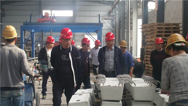 中鐵四(sì)局項目部經(jīng)理、監理來廠(chang)車間實地檢(jiǎn)查軌枕産品(pin)質量