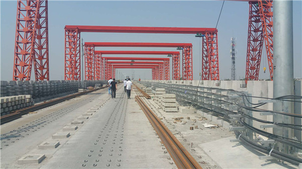 2025年12月西(xī)安北至機場城(cheng)際鐵路鋪設軌(gui)枕現場