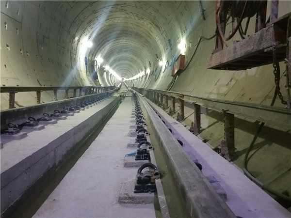 西(xi)安地鐵4号線地(dì)下隧道鋪軌使(shi)用的公司軌枕(zhen)